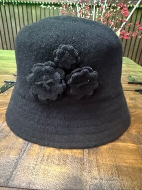 Women’s Black Wool Blend Cloche Bucket Hat with Three Flower Appliqués
